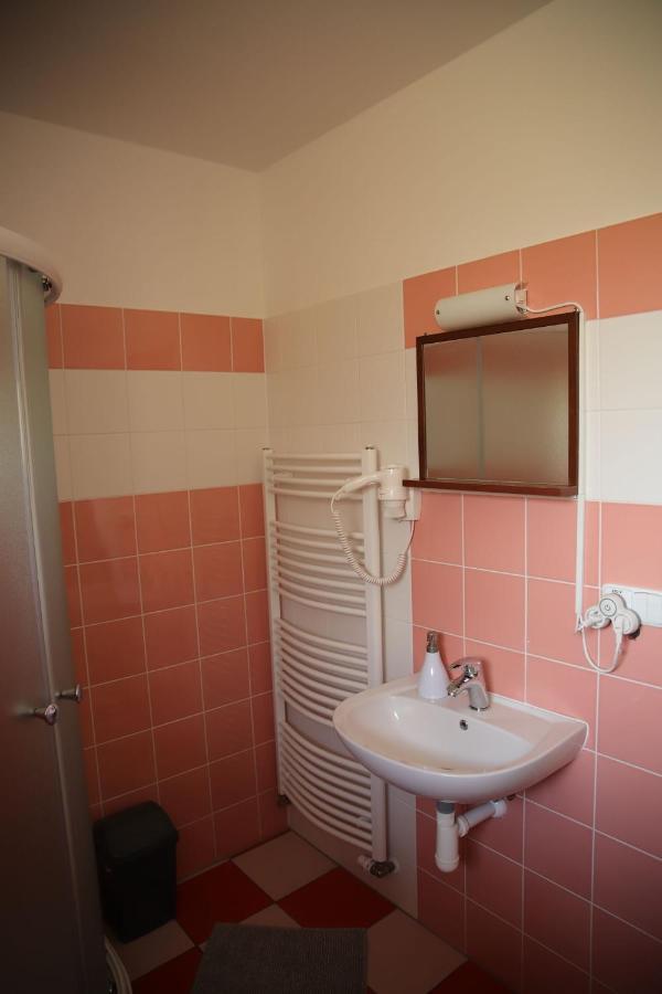 Penzion Amfik Bukovina Popovice  Extérieur photo