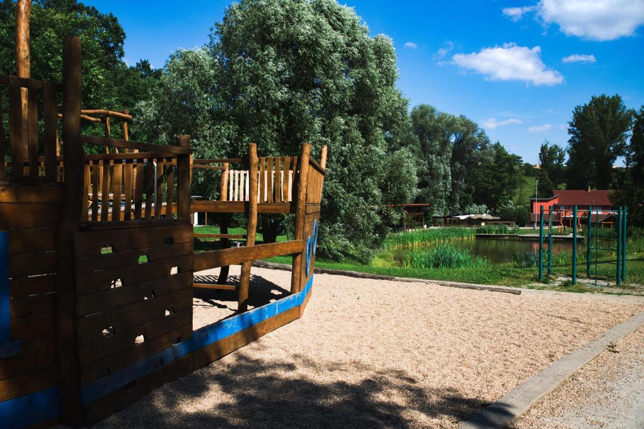 Penzion Amfik Bukovina Popovice  Extérieur photo
