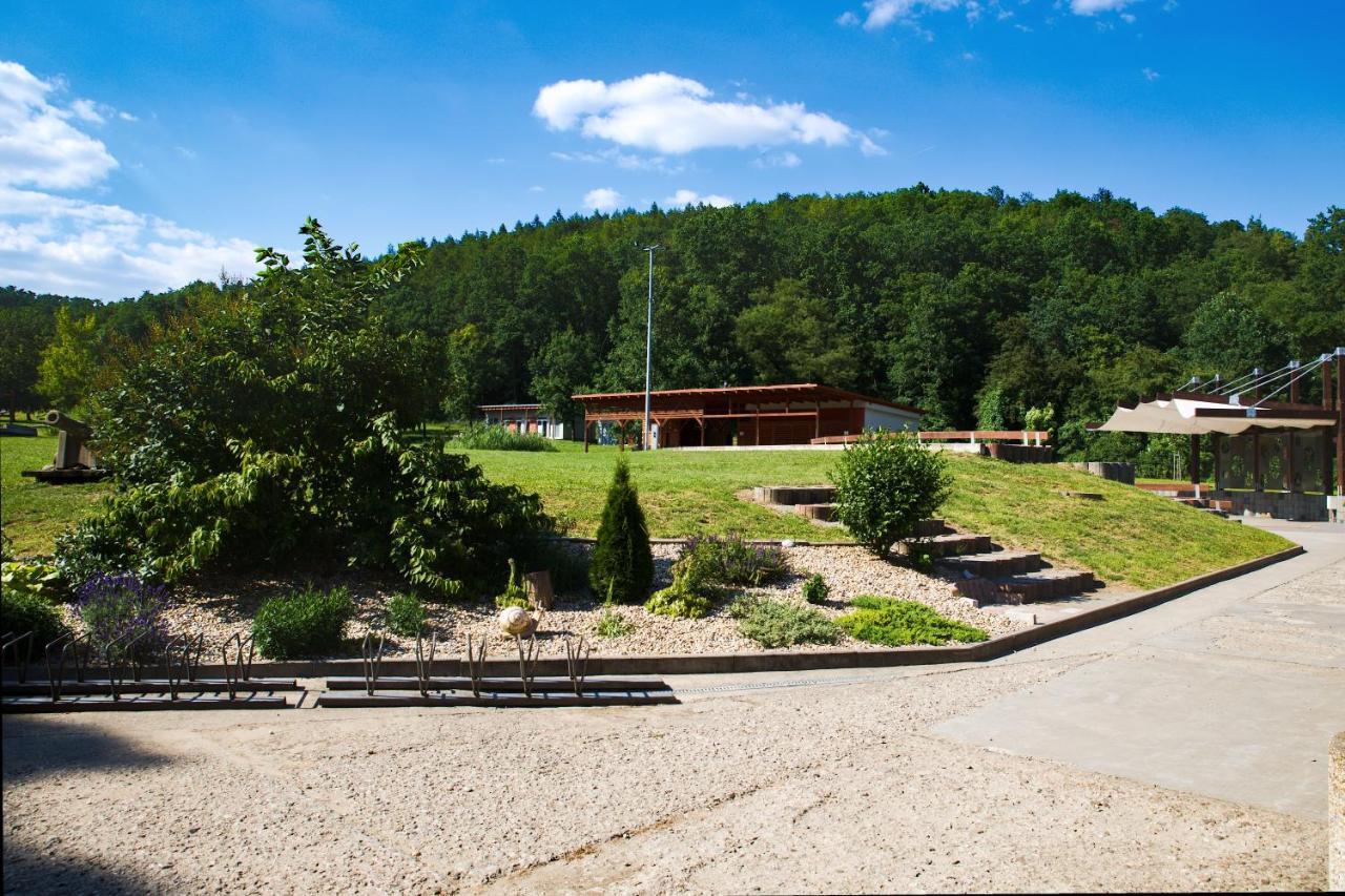 Penzion Amfik Bukovina Popovice  Extérieur photo