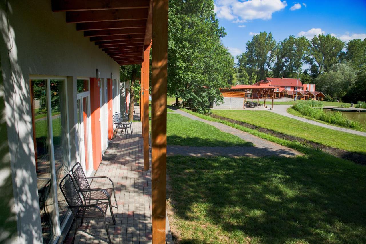 Penzion Amfik Bukovina Popovice  Extérieur photo