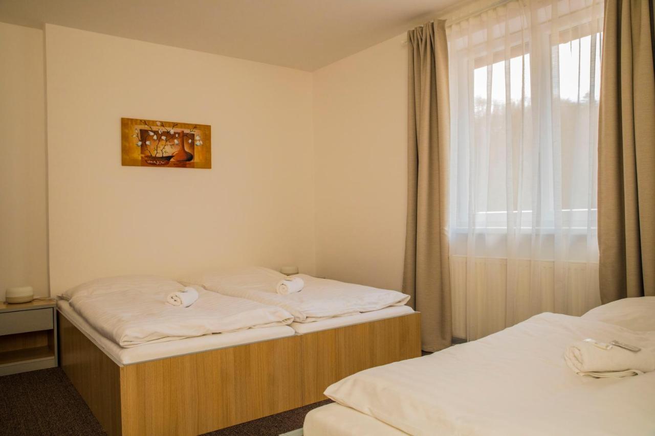 Penzion Amfik Bukovina Popovice  Extérieur photo